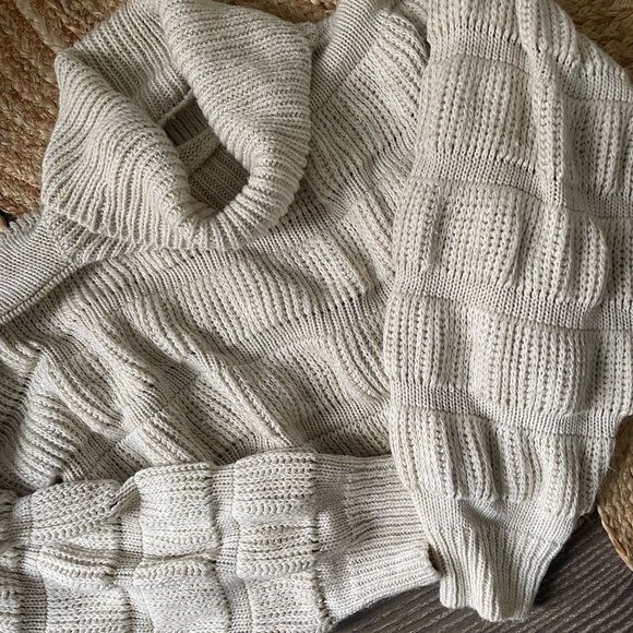 🌸BEIGE CROP TOP SWEATER🌸 - Picture 3 of 4